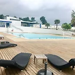 De Lux With Pool *